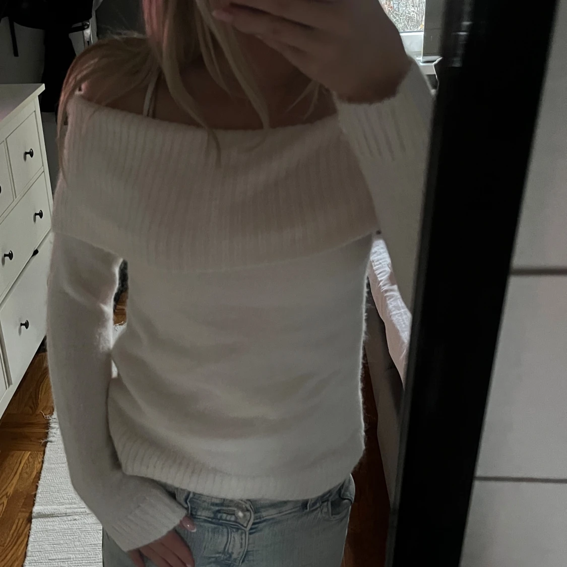 Vit offshoulder stickad tröja