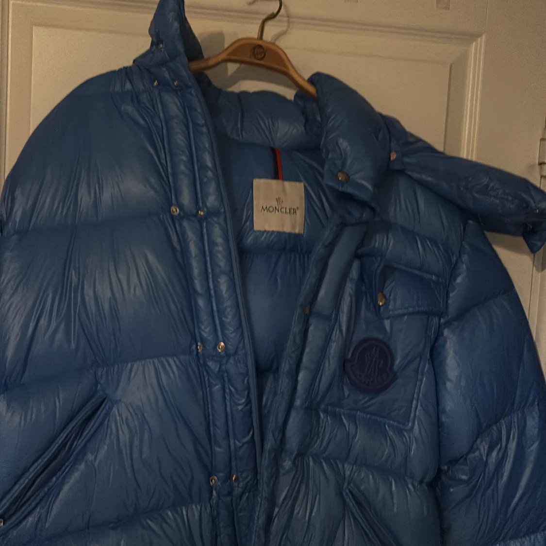 Blå Moncler dunjacka med logga