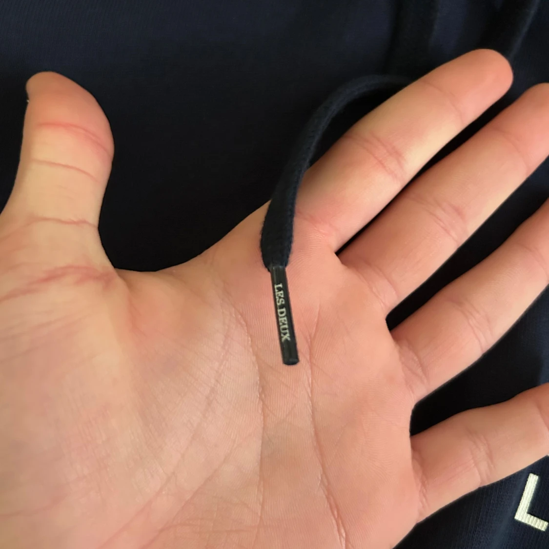 Mörkblå hoodie från Les Deux - 3