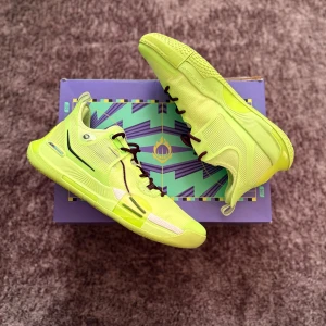 361° burning force iso - Säljer ett par basket skor i storlek 42. Knappt använda. Sko kartongen har dock några skador men inte jätte farligt. 