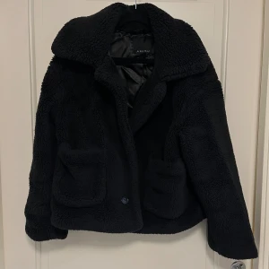 Teddyjacka svart storlek S - Mysig och varm teddyjacka använd bara några gånger, passar S-M 