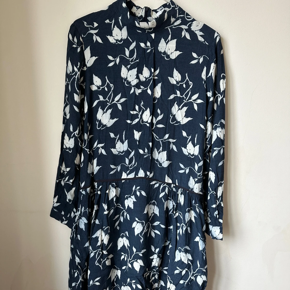 Blommig marinblå klänning från Ganni