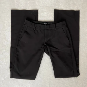 Svarta lågmidjade kostymbyxor  - Säljer ett par svarta lågmidjade kostymbyxor från bikbok i modellen Vera! Byxorna är uppspreterade ned till men det är knappt så man ser, se på bild 3. Nupris: 500kr. Skriv vid intresse!! 💗