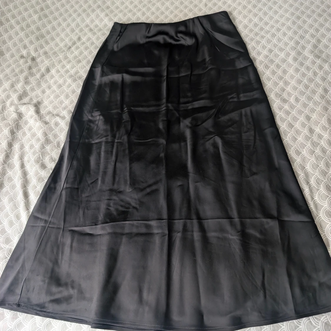 Svart satinkjol, midi