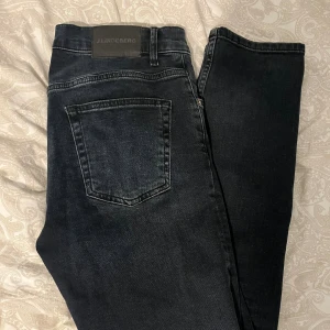 J Lindeberg Jeans  - Säljer ett par riktigt feta J lindeberg jeans! Skicket är som nytt. Använda Ca 5 gånger! Storlek 30/32! Inköpta nya från J lindebergs hemsida för 1600kr! Mitt pris 499:-!