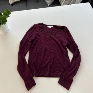 Vinröd topp - Vinröd topp från Gina Tricot i storlek 158/164 men passar även xs/s. 