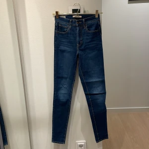 Skinny jeans mörkblå | Levi’s - Mörkblå Levi's Skinny jeans (Mile high super skinny) med klassisk femficksdesign. Hög midja och smal passform hela vägen ner. Jeansen är i mycket gott skick, men observera bild 4!: på vänstra bakfickan finns en liten blå färgfläck (inget som syns direkt dock). 💙