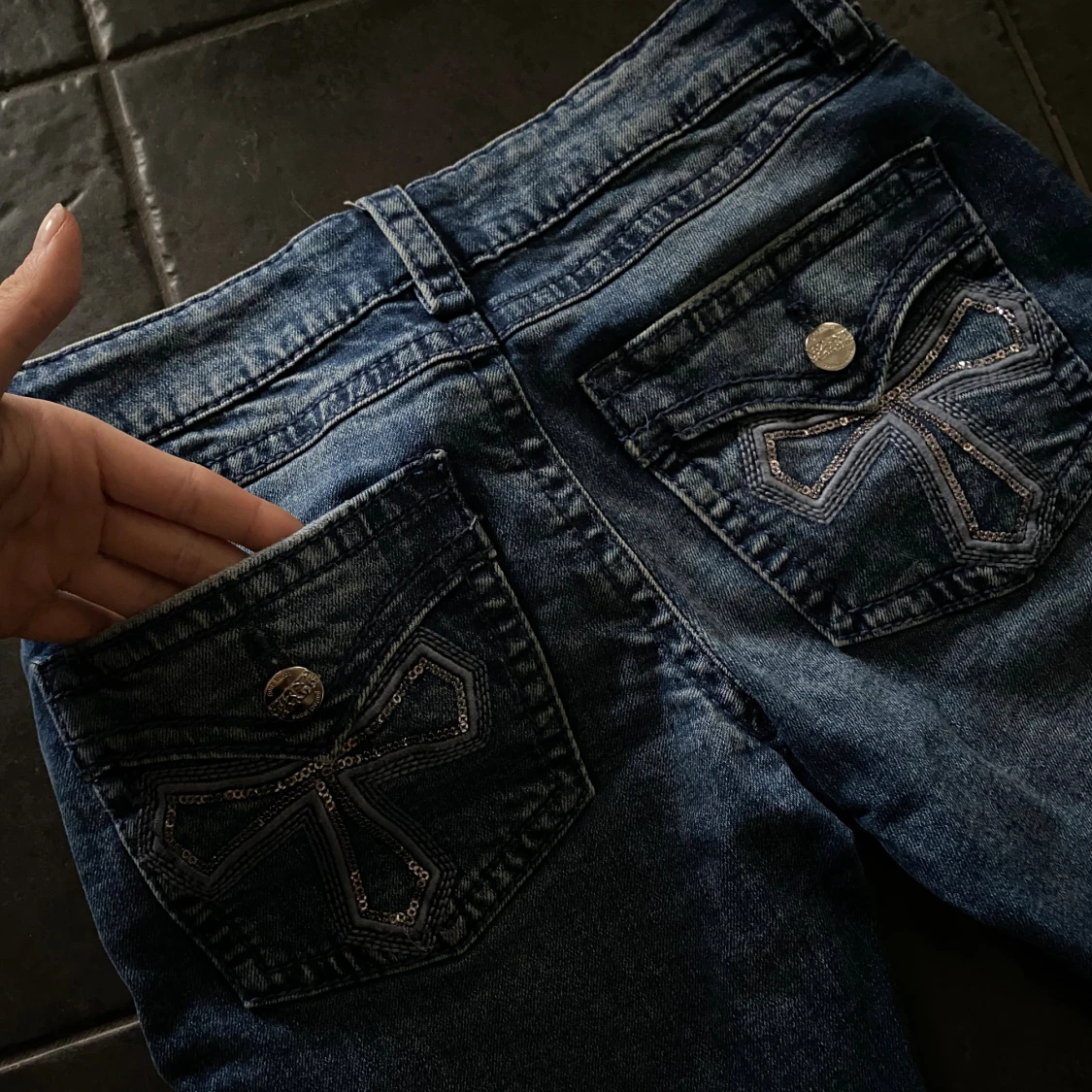 Blå jeans med broderade fickor - 4