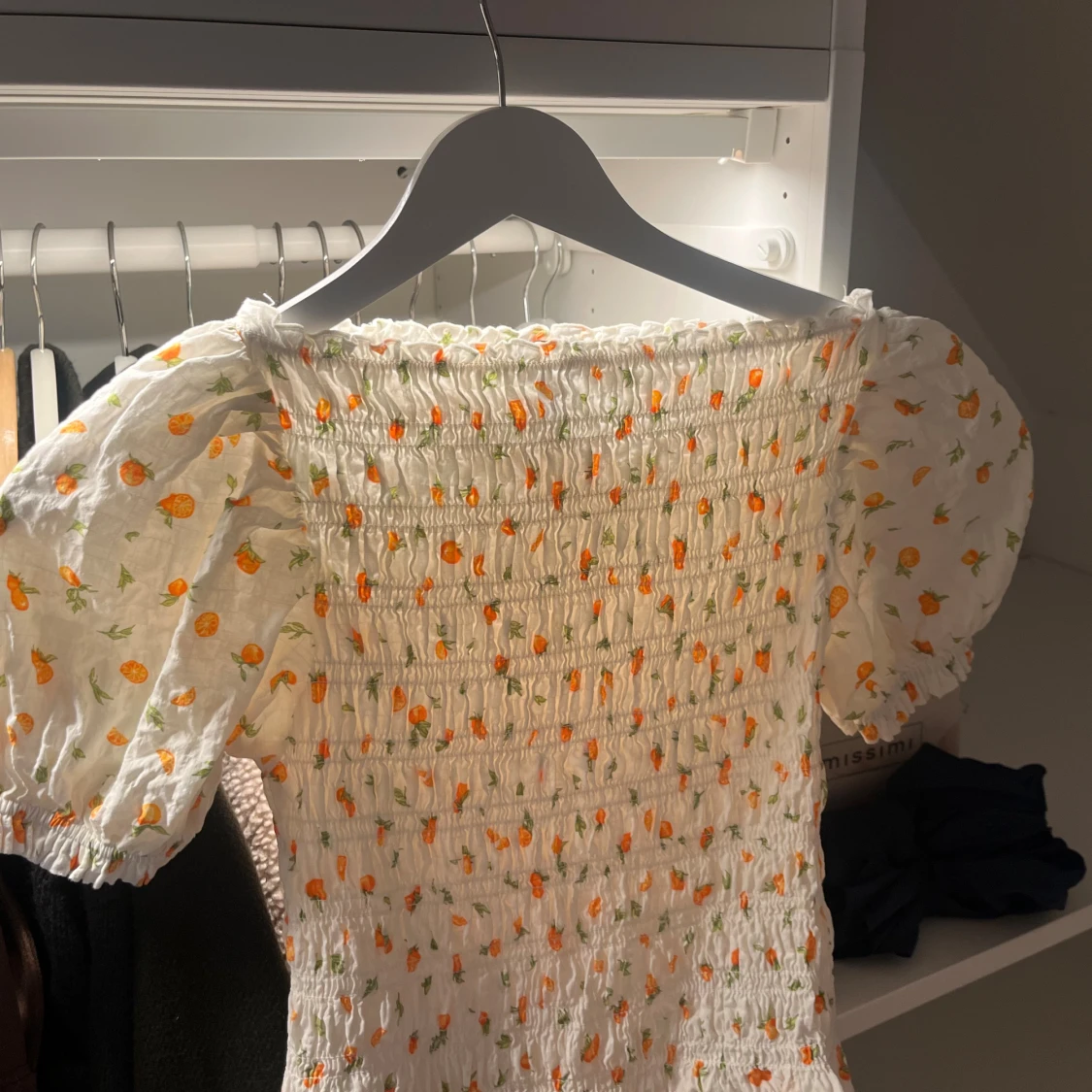 Vit blommig blus med puffärm - 1