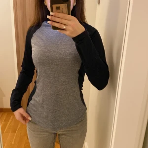 Ridtröja CRW - Storlek xs mycket fint skick. Mörkblå och ljusblå/grå.