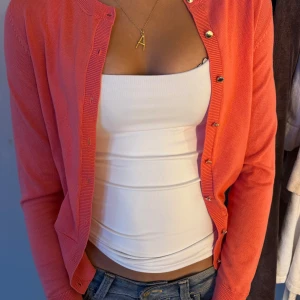 Rosa kofta 💕💖🌸💞💖 - En super fin rosa kofta med guldiga knappar 💕💕