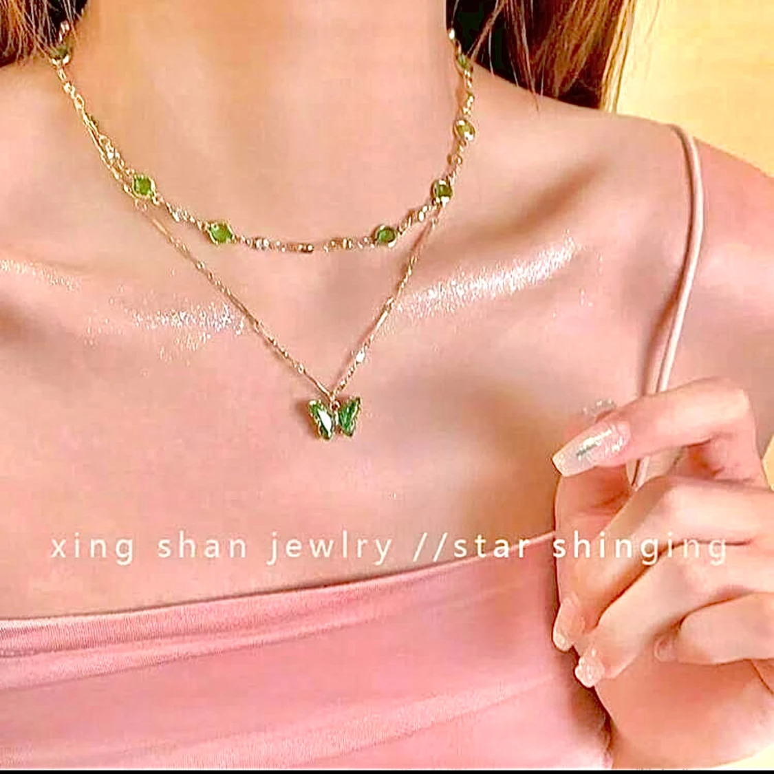 Set ingår 2 st halsband med grön fjäril