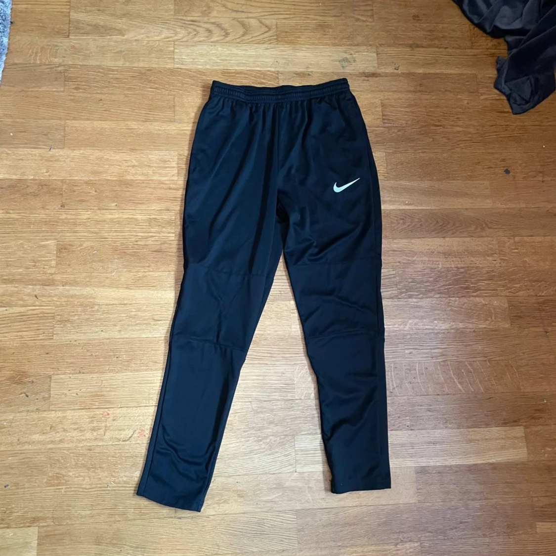 Svarta Nike Dri-Fit träningsbyxor - 1