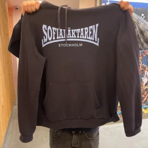 Sofialäktaren hoodie - Säljer sofialäktaren hoodie storlek L bra skick. 
