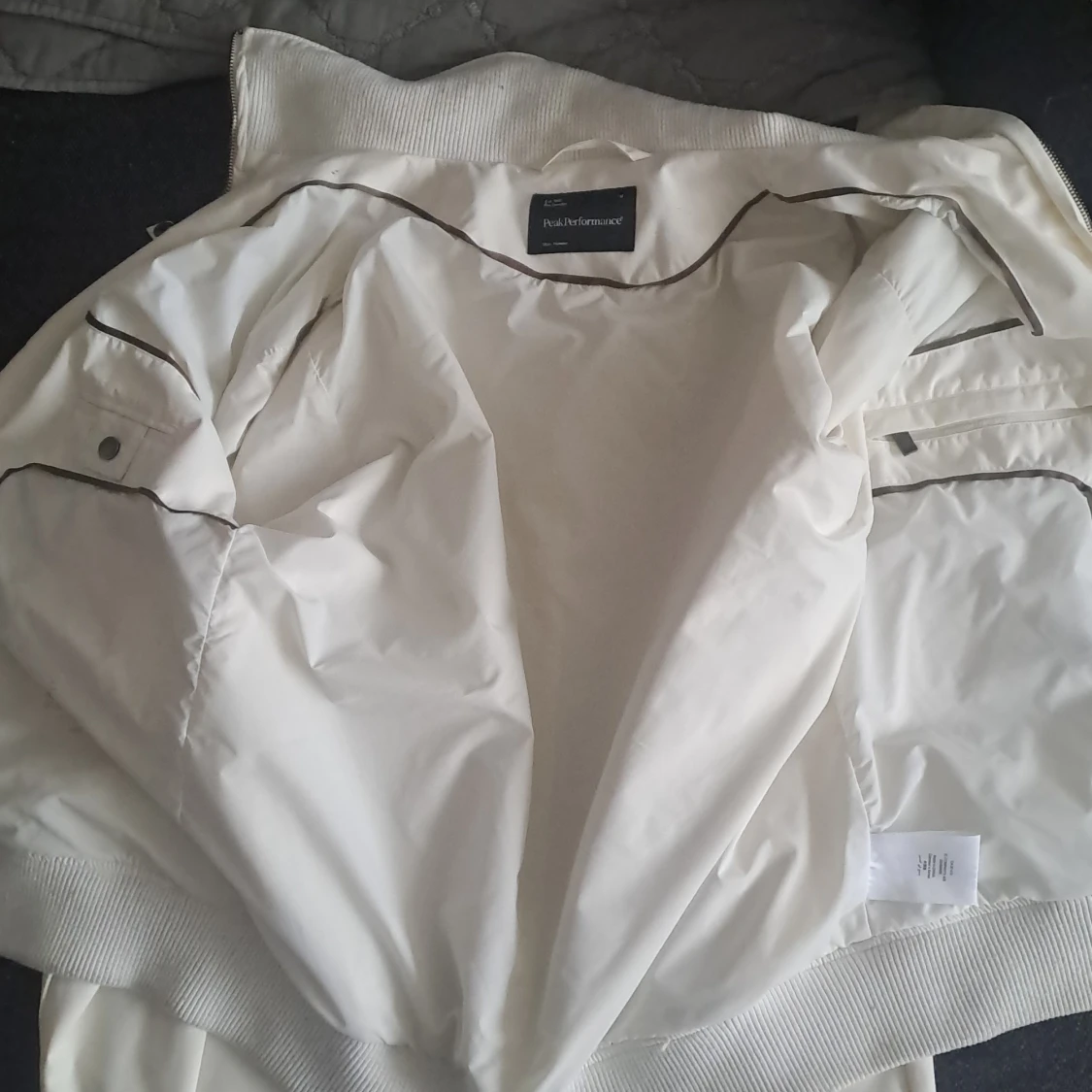 Vit bomberjacka från Peak Performance - 1