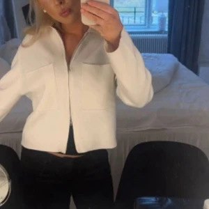 Vit jacka med dragkedja och fickor - Fin kofta/jacka från Åhléns! Använd men i fint skick🩷Nypris 500kr