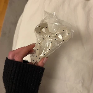 Hårklämma med rosett och prickar - Jättegullig hårklämma, råkade beställa fler utav samma därav säljer jag denna!! Helt ny💞💞