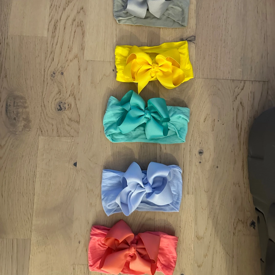 Färgglada diadem med stora rosetter - 2