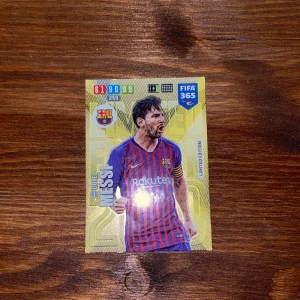 Messi fotbollskort  - Ett Messi fotbolls kort från panini adrealyn, som jag fick för fem år sedan med har bara varit i en samlar bok så inga skador på den.