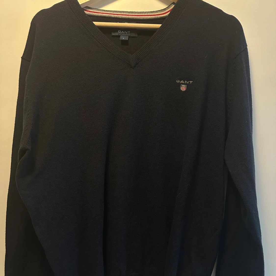 Mörkblå v-ringad tröja från GANT