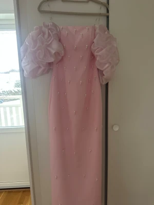 Ljusrosa långklänning med puffärmar - Rosa fest klänning med pärlor, använd endast en gång, storlek xs-s