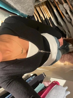 Svart croppad hoodie - En svart tröja från Gina Tricot. Egentligen barn storlek, men man kan även använda den som en croppad tröja till exempel över ett linne. Lite nopprig, men inget man tänker på💕