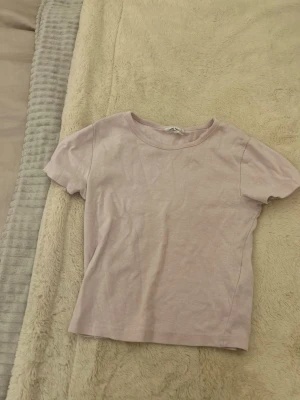 Ljusrosa t-shirt Gina  - En enkel och mjuk ljusrosa t-shirt från Gina Tricot. T-shirten har rund halsringning och korta ärmar💕