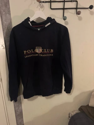 Hoodie  - Hoodie ifrån polo club med en lite fläck 