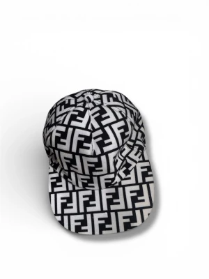Svartvit Fendi keps - Helt ny Fendi monogram keps, One size passar alla storlekar då man kan justera den