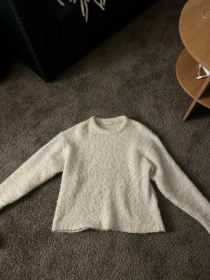 Teddy stickad tröja  - Super fin vit/beige stickad tröja ifrån Cubus. Tröjan är lite teddy stickad. 