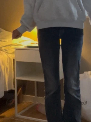 Mörk gråa jeans - Säljer ett par jätte snygga jeans från Gina som inte kommit till användning💕Dom är i storlek 158 men psssar även mej som är 163