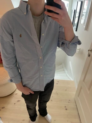 Ralph Lauren skjorta  - Ljusblå skjorta från märket Ralph lauren, storlek M sitter väldigt bra på mig som är 180, skriv vid frågor!