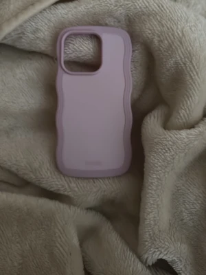 Mobilskal  - Ett jättefint mobilskal från holdit, det kommer inte till användning hos mig, mobilskalet passar en iPhone 15 PRO 