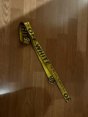 Off-white bälte  - Säljer ett off-white bälte  90cm långt. Ny skick!