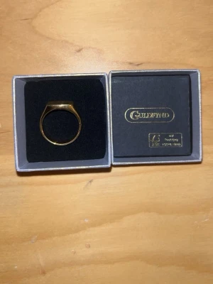 Säljer en super fin ring från guld fynd - Köpt för 1199 och är nyskick 18k guld plantering med 925 sterling silver under guldpläteringen  Priset kan diskuteras