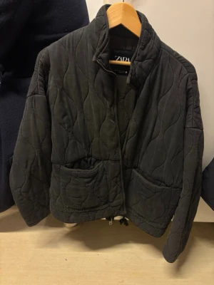 Zara jacka - Så snygg välanvänd men i gott skick. Det enda är att den har små noppror på framsidan. Den är i acid wash typ alltså grå/svart