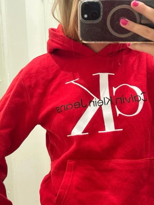 Röd hoodie  - Super snygg hoodie från Calvin Klein! Helt ny utan prislapp.