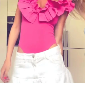 ZARA BODY - Säljer den trendiga volangbodyn från Zara! Superfint skick, den är i st M men sitter ändå tajt på mig som vanligtvis använder Xs-S.💕 Pris kan diskuteras