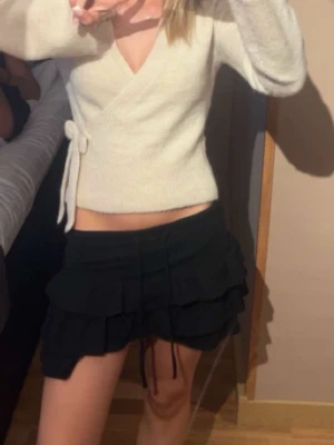 beige stickad tröja - Supersnygg stickad tröja från gina i barn storlek 156/162 passar xs då jag själv har de endast använd 1-2 gånger