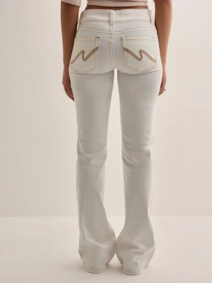 Vita bootcut jeans  - Helt slutsålda!! Säljer ett par vita jeans med bootcut-modell och snygga kontrastsömmar. Byxorna har låg midja och bakfickor med coolt broderat mönster. Perfekta för dig som vill ha en clean look med lite edge.