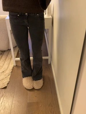 Low waist jeans - jeans ifrån hm. storlek 32 men stretchiga 