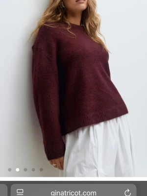Vinröd stickad tröja Gina Tricot - Mysig vinröd stickad tröja från Gina Tricot. knappar använd nypris 400 säljer för 250 