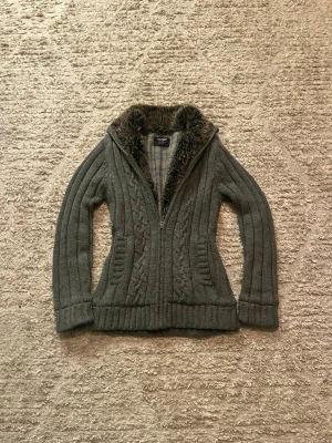 Fodrad cardigan  - Hej jag säljer en otroligt bekväm fodrad cardigan ifrån Pull&Bear. Väldigt fin grå aktig färg perfekt för dig som vill ha en varm och bekväm fodrad cardigan med grym passform. Mitt pris endast 649kr. Skick: 9/10 Inga defekter Storlek M längd:65cm bröstvidd:45cm bottenvidd:45cm ärmlängd: 65cm. Skriv gärna om du vill ha fler bilder eller har frågor!
