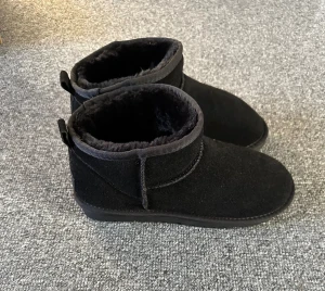 Uggs - Helt nya uggs ultra mini svart | aldrig använda | str 43 | Allt og medföljer | Kom med prisförslag |