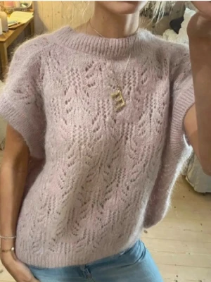 Rosa Mohair tröja - Sååå fin och Inga tecken på användning. Mycket bra kvalité med mycket mohair i. Säljer då den inte kommer till användning💞 (inte mina bilder) 