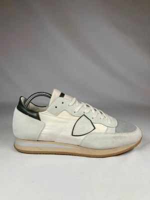  Philippe Model - Säljer ett par schyssta skor från Philippe Model. Skorna har skicket 9/10, stilrena och riktigt bra skick, storleken ligger på 42 men funkar nog på 41. Nypris ligger på 4000kr och startpriset börjar på 1499kr vilket är en sjuk prislapp med tanke på allt🤩🤩