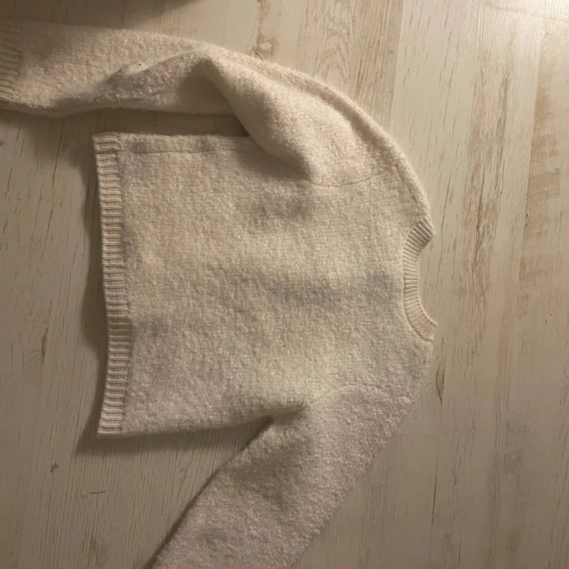 Vit kofta med guldknappar - 93