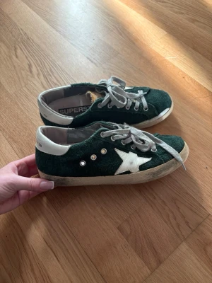 Gröna Golden goose superstars  - Gröna golden goose superstars i mocka. Skorna är i bra skick och är i storlek 36