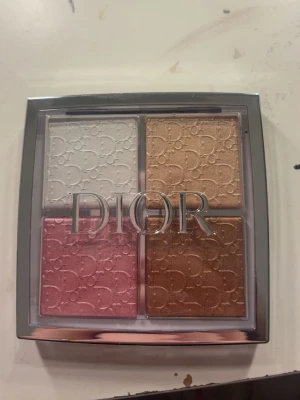 Helt OANVÄND dior palett i original förpackning  - Nu säljer jag en dior palett då jag fick dubbletter i julas. Aldrig använd i original förpackning 🥰