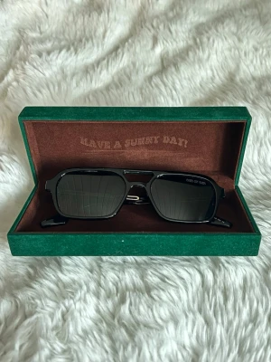 One Of One solglasögon - Nya/ oanvända - One of One solglasögon – Nya / Oanvända  Stilrena solglasögon från One of One i nyskick. Aldrig använda och helt utan slitage.  Ingår: 	•	One of One solglasögon 	•	Original solglasögonfodral 	•	Original låda  Modern och tidlös design som passar till alla outfits. Perfekt för dig som vill ha exklusiva solglasögon i nytt skick.  Skicka gärna meddelande vid frågor 😊  Skick: Nya / Oanvända Märke: One of One 